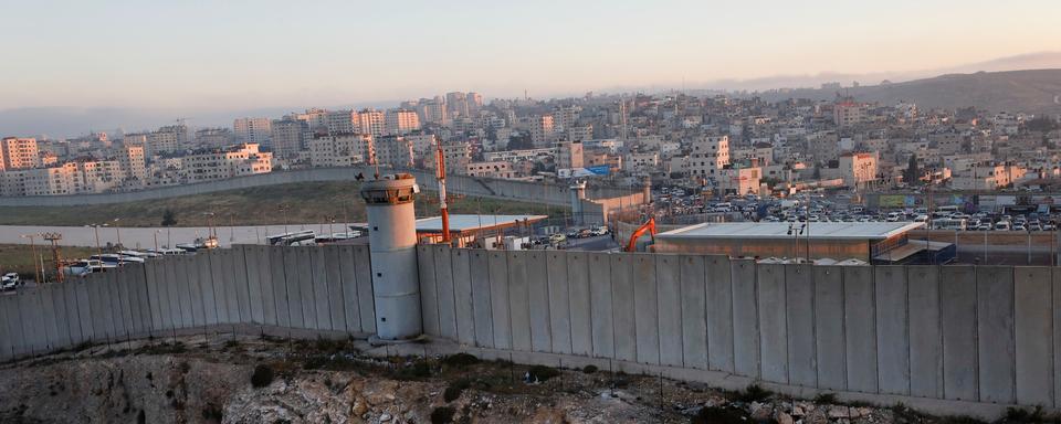 Le checkpoint de Qalandiya derrière la barrière israélienne, près de la ville de Ramallah, en Cisjordanie, le 25 avril 2017. [reuters - Mohamad Torokman]