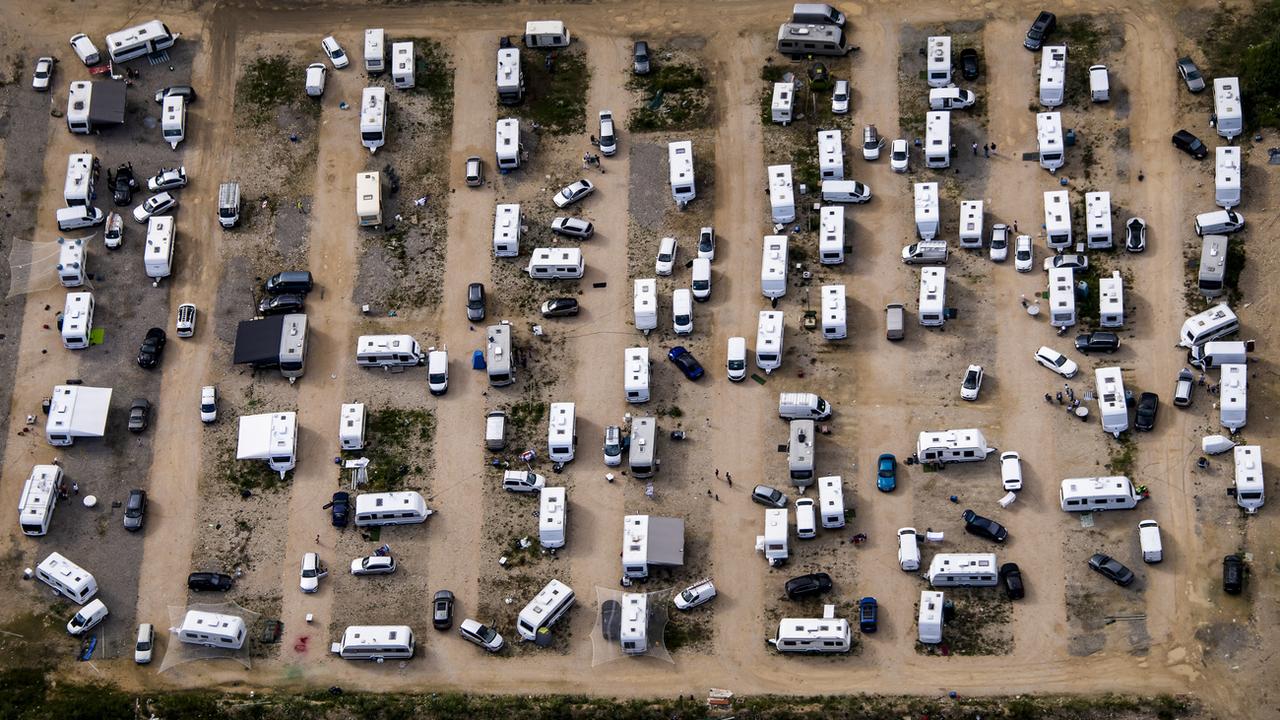 Une vue aérienne sur un campement de gens du voyage proche de la Tissot Arena le vendredi 16 juillet 2021 a Bienne. [Keystone - Jean-Christophe Bott]