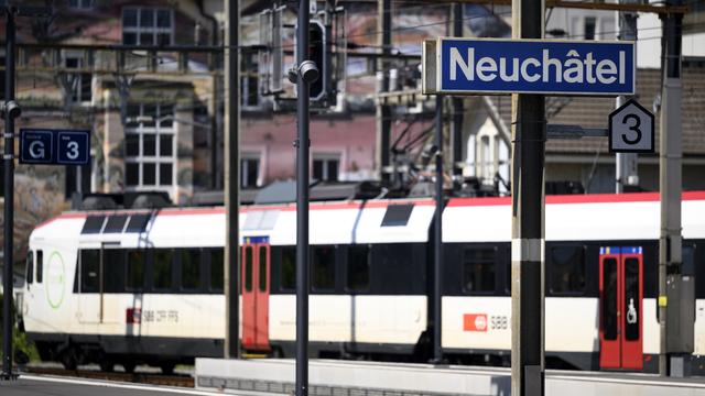 Le tracé de la future ligne entre Neuchâtel et La Chaux-de-Fonds est connu. Image prétexte de la gare de Neuchâtel. [Keystone - Laurent Gillieron]