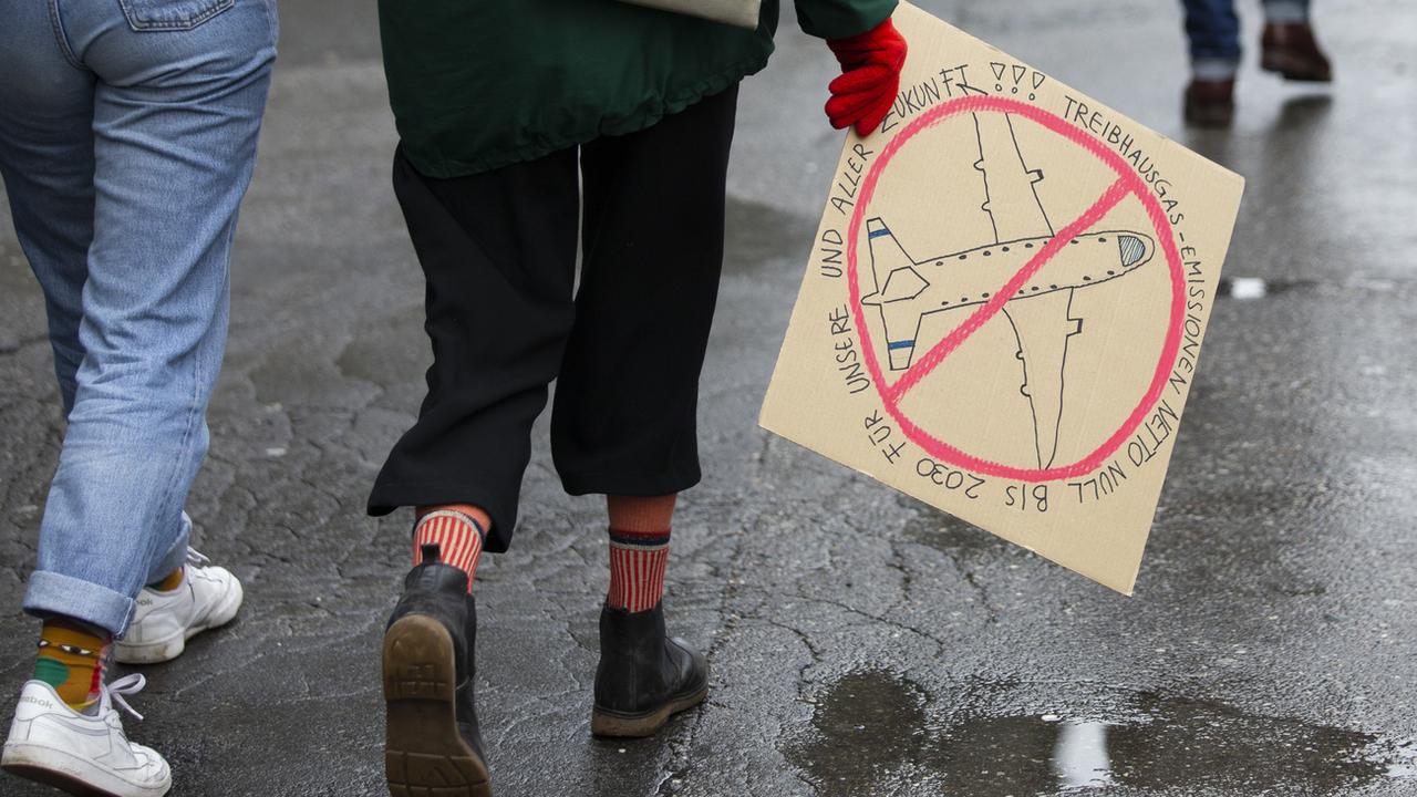 Des manifestants en route vers une manifestation pour le climat, le samedi 2 février 2019 à Berne. [Keystone]