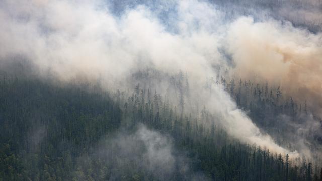 Photo prise par avion de feux phénoménaux dans la région de Sakha en Sibérie (27 juillet 2021). [AFP - Dimitar Dilkoff]