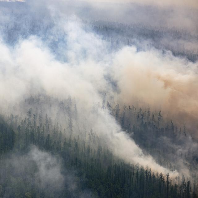 Photo prise par avion de feux phénoménaux dans la région de Sakha en Sibérie (27 juillet 2021). [AFP - Dimitar Dilkoff]
