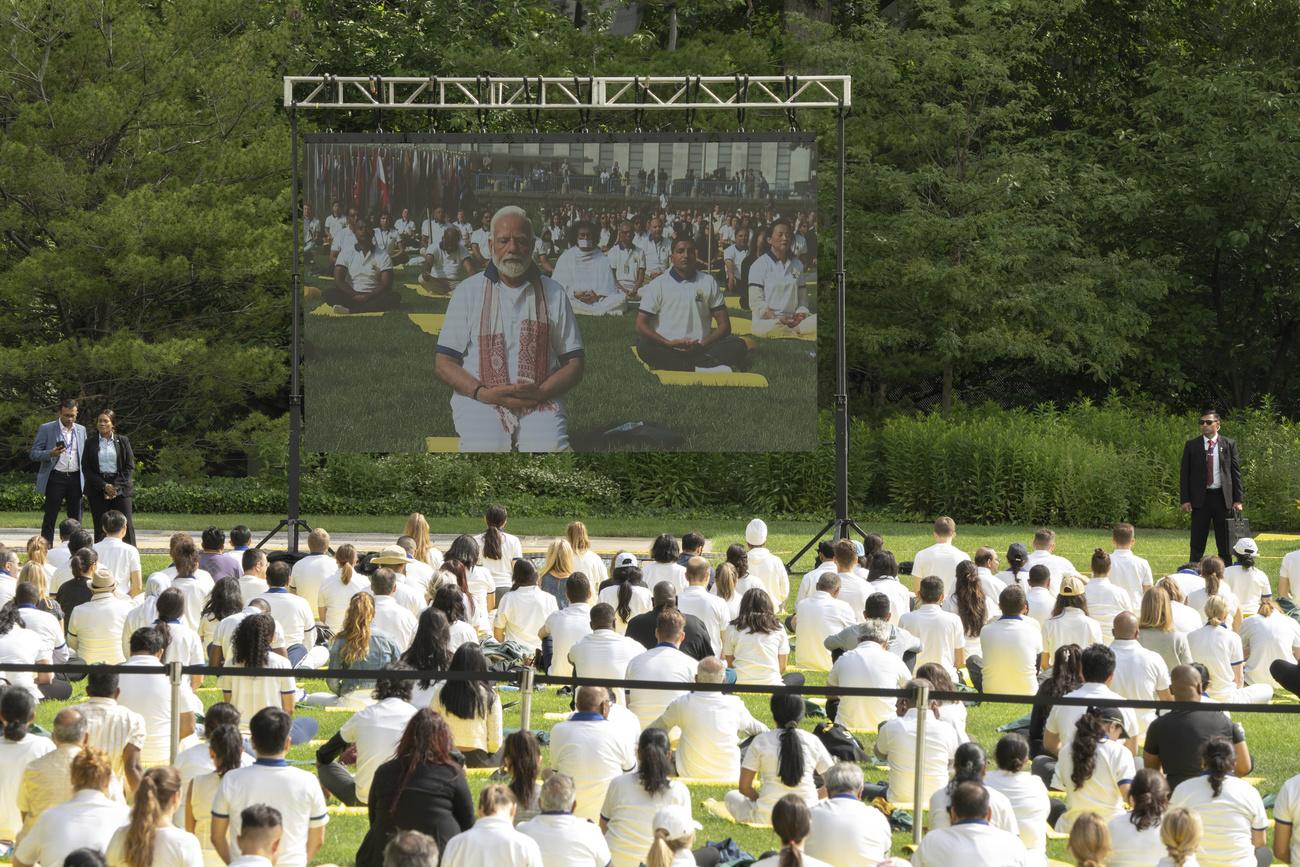 Mercredi, Narendra Modi a présidé une séance géante de Yoga sur la pelouse du quartier général de l'ONU à New-York. [Keystone - Jeenah Moon - AP Photo]
