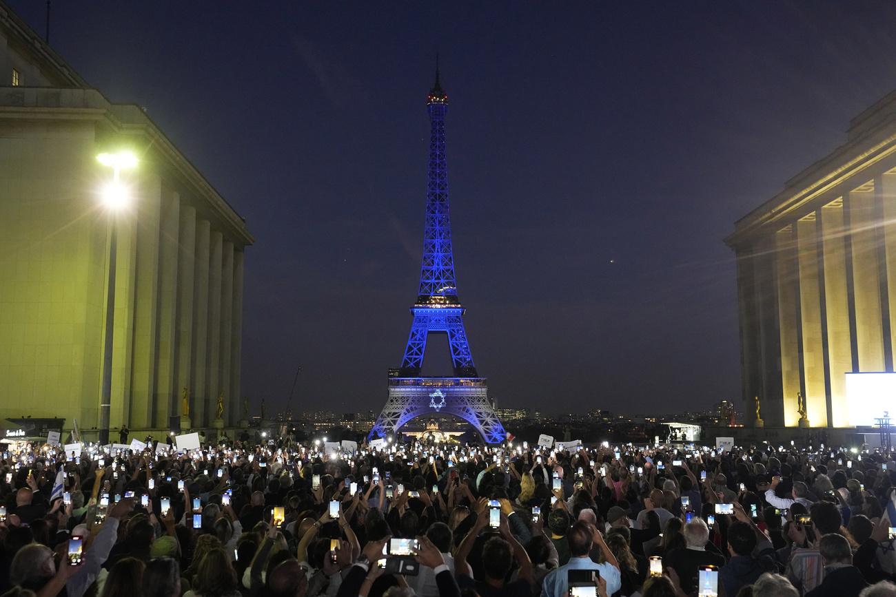 La tour Eiffel illuminée aux couleurs d'Israël, le 9 octobre 2023. [KEYSTONE - MICHEL EULER]