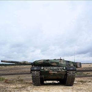 Un char Leopard 2 livré par la Pologne à l'Ukraine. Image d'illustration. [EPA/Keystone]