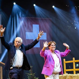 L'ancien conseiller fédéral Christoph Blocher, à gauche, et la conseillère nationale Magdalena Martullo-Blocher saluent au début de l'élection de l'UDC Suisse à la Swiss Life Arena, le samedi 26 août, à Zurich [Keystone]