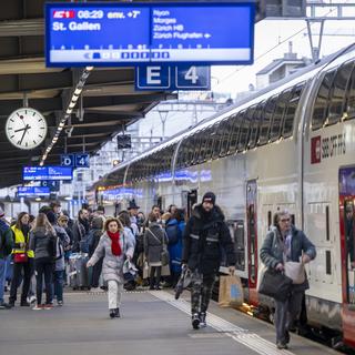 Des voyageurs prennent leur train en gare de Genève le jeudi 9.11.2023. [Keystone - Martial Trezzini]