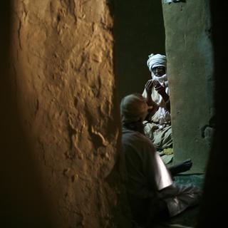 Un imam prie avec des fidèles dans le tombeau de la Grande Mosquée de Gao, au Nord du Mali en 2013. [Keystone/AP Photo - Jerome Delay]