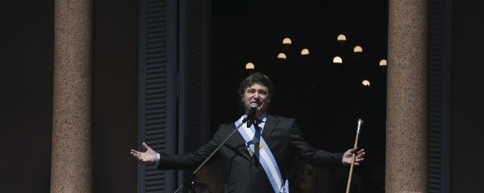 Javier Milei salue ses partisans lors de son investiture en tant que nouveau président élu de l'Argentine. [Keystone/AP Photo - Rodrigo Abd]