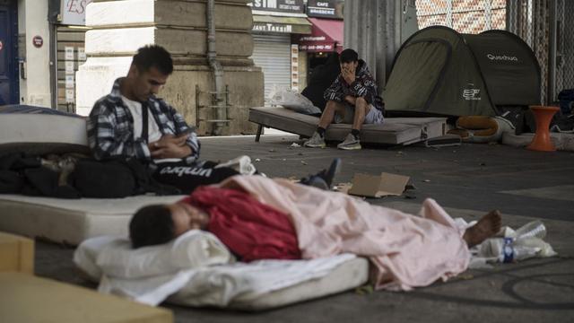 Des organisations humanitaires dénoncent un "nettoyage social" des sans-abri et des migrants à Paris avant les JO. [AFP - Julien De Rosa]