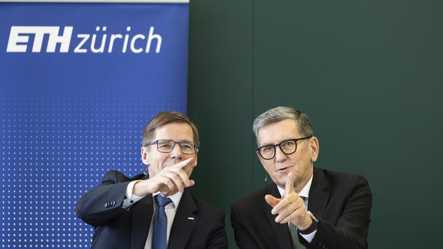 Joël Mesot, président de l'Ecole polytechnique fédérale de Zurich (à gauche) et Reinhold R. Geilsdoerfer, directeur de la fondation Dieter Schwarz Stiftung (à droite) ont signé vendredi une déclaration d'intention d'établir l'EPFZ sur le campus de Heilbronn (D)