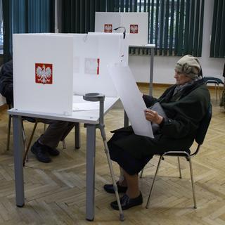 Le scrutin des élections en Pologne s’annonce crucial pour l’Europe. [Keystone - AP Photo/Michal Dyjuk]