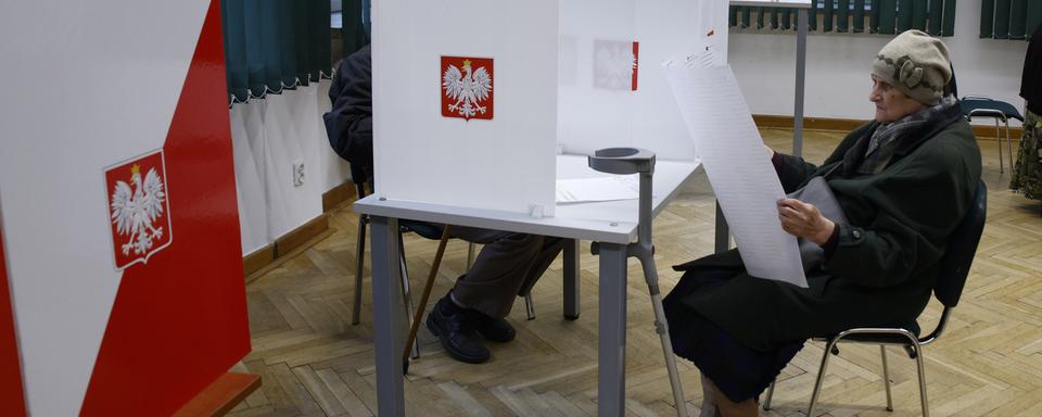 Le scrutin des élections en Pologne s’annonce crucial pour l’Europe. [Keystone - AP Photo/Michal Dyjuk]