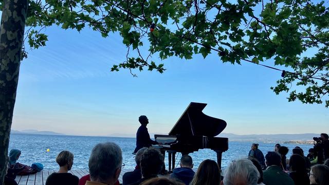 Le pianiste Shai Maestro lors de son concert de Musiques à l’aube, à Lausanne, le 24 juin 2023. [RTS - Melissa Härtel]