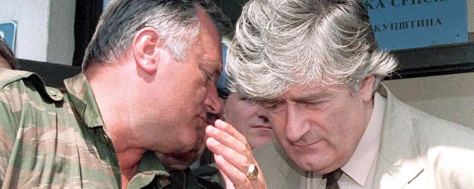 Radovan Karadzic (à droite), leader des Serbes de Bosnie, en discussion avec Ratko Mladic, chef des forces armées bosniaques, lors d'une réunion à Pale, Bosnie-Herzégovine, en août 1993. Tous deux ont été condamnés à des peines de prison à perpétuité par le TPIY (Tribunal pénal international pour l'ex-Yougoslavie ) notamment pour génocide, crimes de guerre et crimes contre l'humanité en ce qui concerne Ratko Mladic. [EPA/STRINGER]