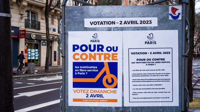 L'affiche annonçant la votation citoyenne organisée par la mairie de Paris, dimanche 2 avril 2023, sur les trottinettes électriques en libre-service. [AFP - Amaury Cornu / Hans Lucas]