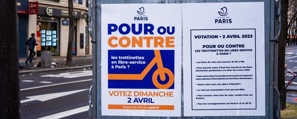 L'affiche annonçant la votation citoyenne organisée par la mairie de Paris, dimanche 2 avril 2023, sur les trottinettes électriques en libre-service. [AFP - Amaury Cornu / Hans Lucas]