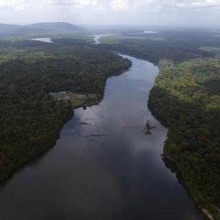 Le fleuve Essequibo coule à travers le passage de Kurupukari au Guyana le 19 novembre 2023. Le Venezuela revendique depuis longtemps la région de l'Essequibo au Guyana, un territoire plus grand que la Grèce et riche en pétrole et en minéraux. [Keystone - AP Photo/Juan Pablo Arraez]
