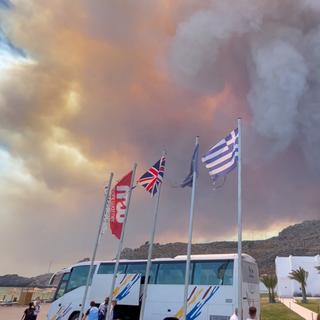 Une vingtaine de bateaux ont évacué des touristes sur l'île de Rhodes (GRE), touchée par un incendie. [Reuters/Tiktok - blairsbrainiacs]