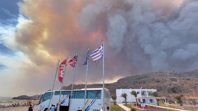 Une vingtaine de bateaux ont évacué des touristes sur l'île de Rhodes (GRE), touchée par un incendie. [Reuters/Tiktok - blairsbrainiacs]