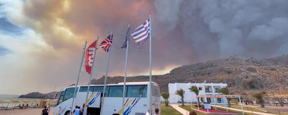 Une vingtaine de bateaux ont évacué des touristes sur l'île de Rhodes (GRE), touchée par un incendie. [Reuters/Tiktok - blairsbrainiacs]