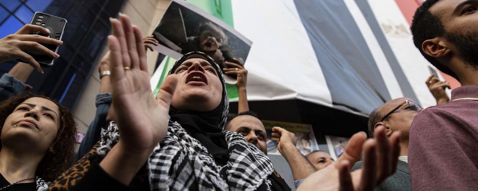 Des manifestants crient des slogans lors d'une manifestation de soutien au peuple palestinien près du Syndicat des journalistes au Caire, Égypte, le 18 octobre 2023. [AFP]