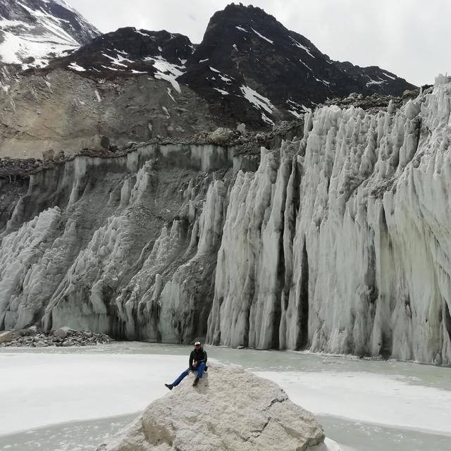 Une falaise de glace sur le glacier de Langtang au Népal. [SCNAT - Académie des sciences naturelles - ©Marin Kneib]