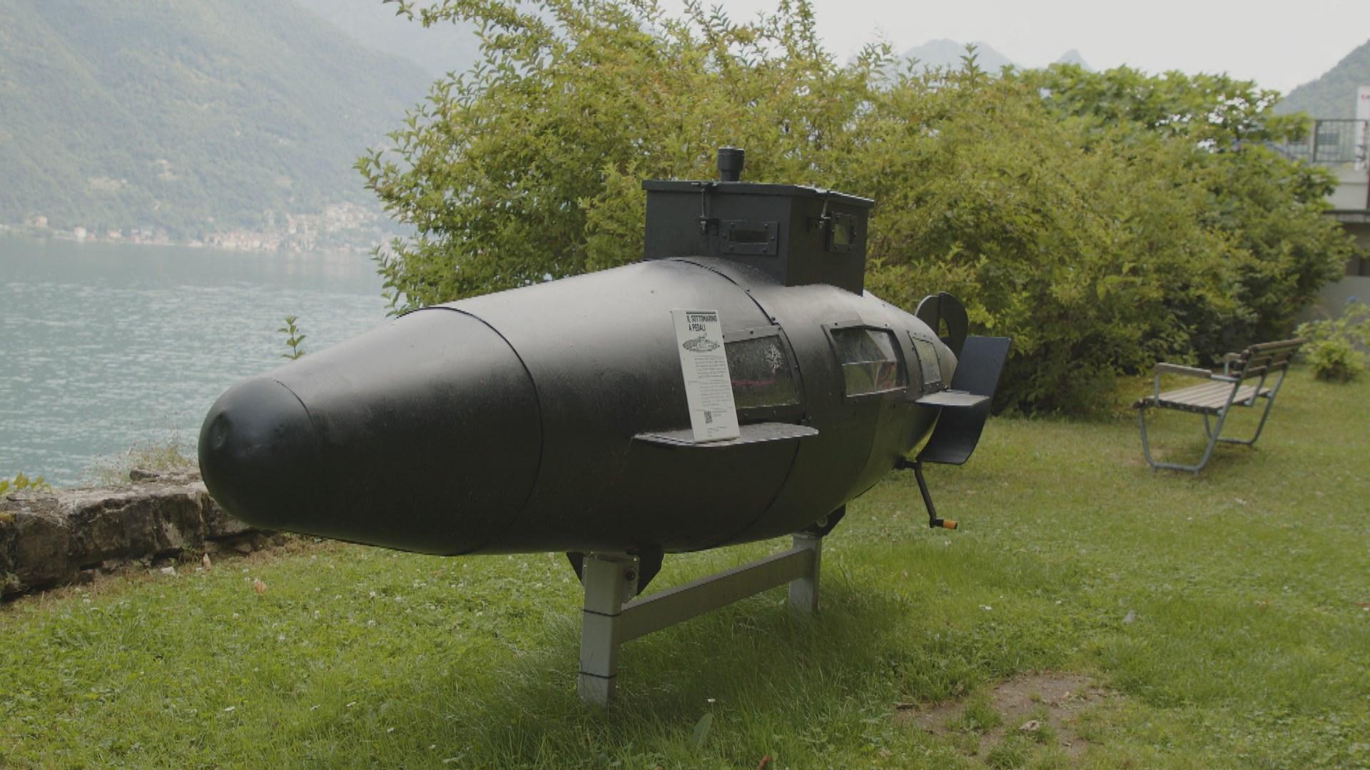 Un sous-marin à pédale, construit par des contrebandiers pour passer de la marchandise dans le Lac de Lugano. [RTS]
