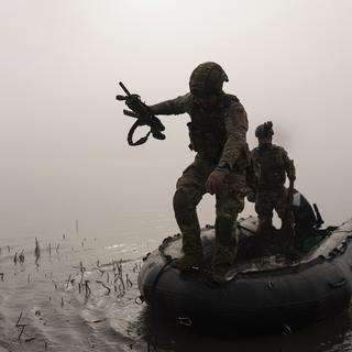 Des soldats ukrainiens sur le Dniper près de Kherson. [Keystone - AP Photo/Alex Babenko]