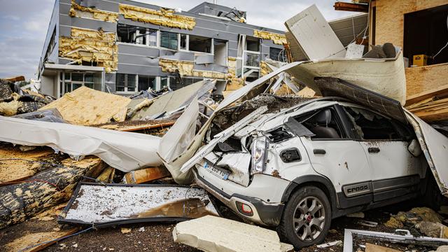 Dégâts de la tempête qui a frappé la Chaux-de-fonds lundi 24 juillet. [KEYSTONE - Valentin Flauraud]