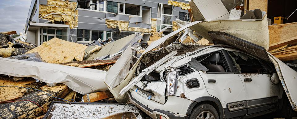 Dégâts de la tempête qui a frappé la Chaux-de-fonds lundi 24 juillet. [KEYSTONE - Valentin Flauraud]