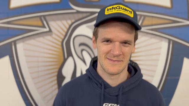 Leonardo Genoni tout sourire dans l'OYM de Cham, le centre d'entraînement de l'EV Zoug. [Miguel Bao]