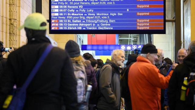 Des voyageurs en gare de Lausanne ce jeudi. [Keystone]