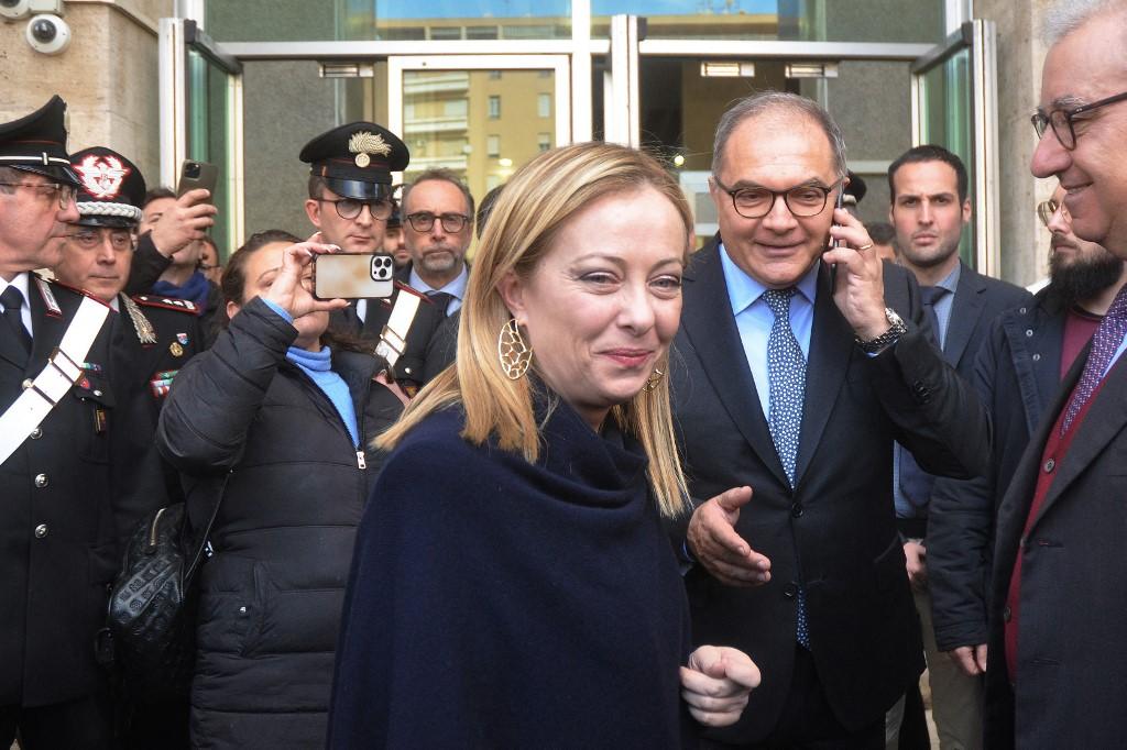 Giorgia Meloni à côté du procureur de Palerme Maurizio De Lucia après l'arrestation du parrain de la mafia sicilienne, Matteo Messina Denaro. [AFP - Alessandro Fucarini]