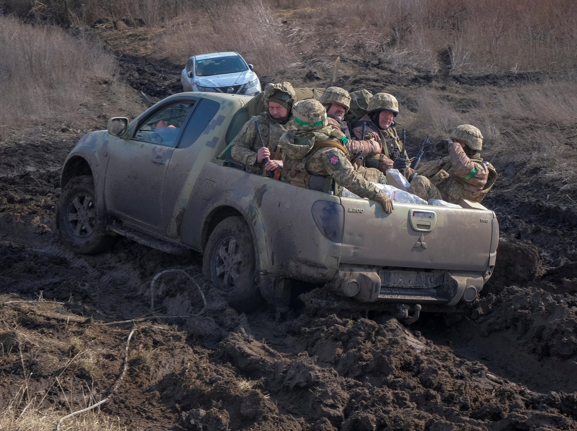 Un véhicule militaire ukrainien près de Bakhmout. [Reuters - Alex Babenko]