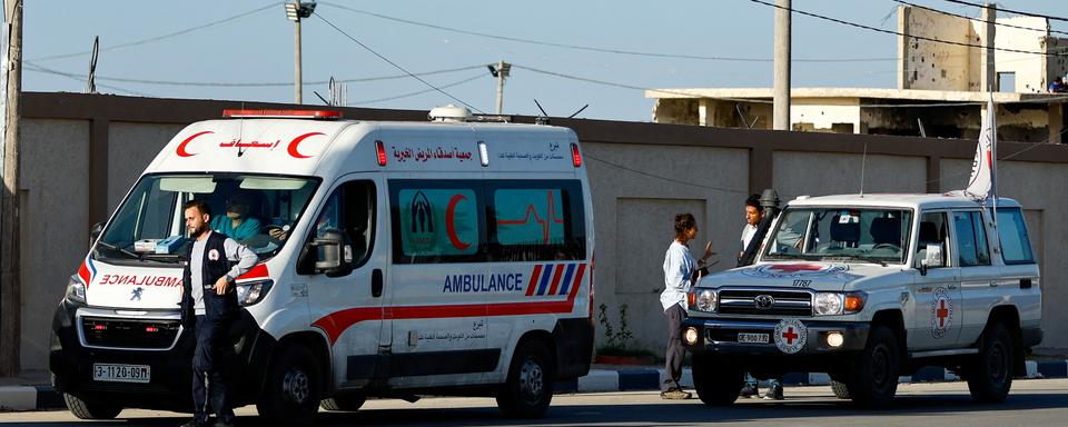 Une ambulance pour les Palestiniens blessés attend de se diriger vers le côté égyptien du passage de Rafah, dans le sud de la bande de Gaza, le 7 novembre 2023. [reuters - Ibraheem Abu Mustafa]