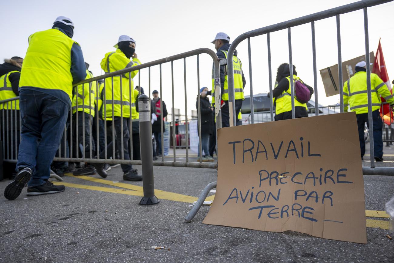 Des dizaines de salariés de la société émiratie d'assistance en escale Dnata ont entamé une grève dimanche à l'aéroport de Genève [Keystone - Martial Trezzini]
