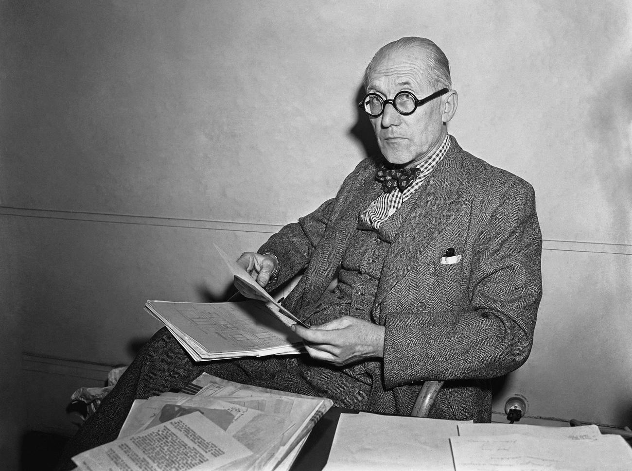 L'architecte suisse Le Corbusier, ici dans son bureau à Paris le 18 janvier 1949. [Keystone - AP Photo]