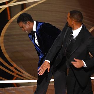 Le 27 mars 2022, lors de la cérémonie des Oscars, l'acteur Will Smith (à droite), a giflé l'humoriste et acteur Chris Rock qui présentait la soirée.
