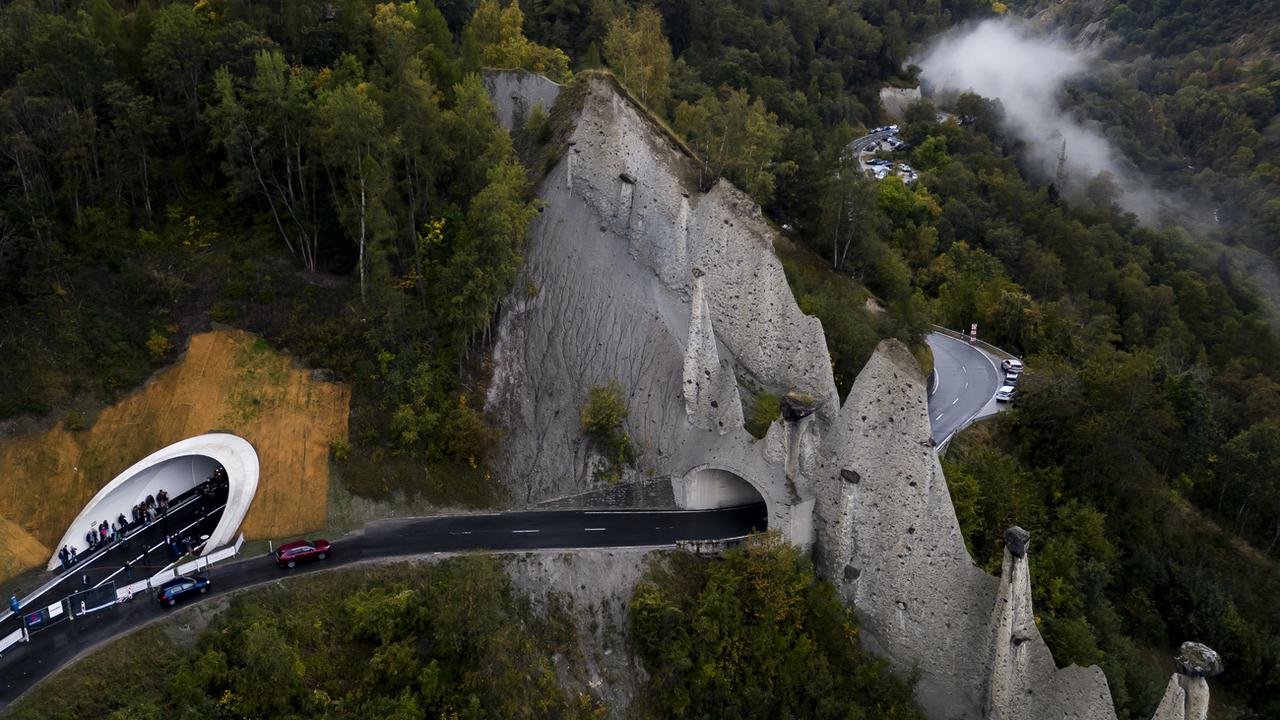 Le tunnel des pyramides d'Euseigne a été inauguré en Valais. [Keystone - Jean-Christophe Bott]
