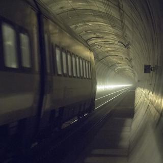 Un train de voyageurs traverse le tunnel du Gothard, près d'Amsteg dans le canton d'Uri. [Keystone - Urs Flueeler]