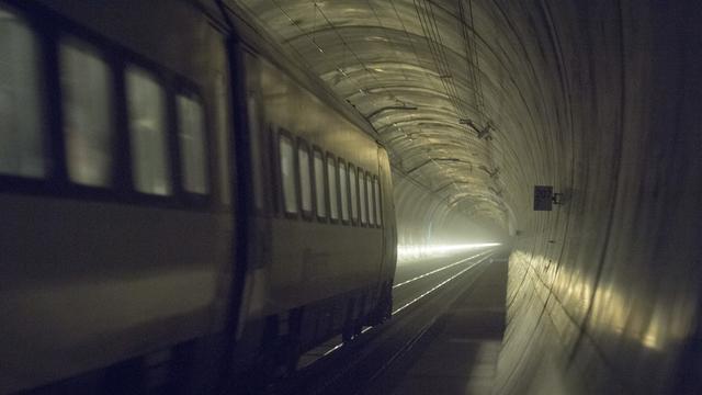 Un train de voyageurs traverse le tunnel du Gothard, près d'Amsteg dans le canton d'Uri. [Keystone - Urs Flueeler]