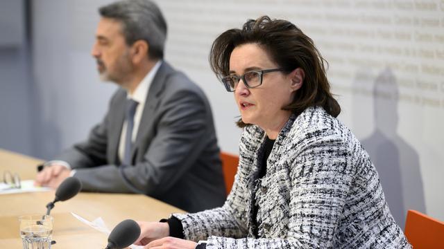 Marlene Amstad, la présidente du conseil d'administration de la FINMA, lors de l'annonce des autorités fédérales du rachat de Credit Suisse par son concurrent UBS, le dimanche 19 mars 2023. [Keystone - Peter Klaunzer]