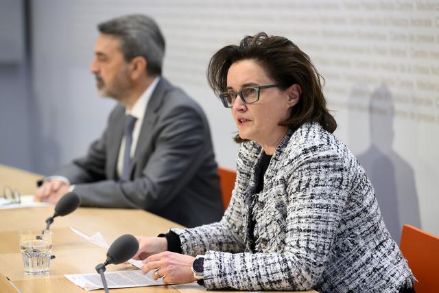 Marlene Amstad, la présidente du conseil d'administration de la FINMA, lors de l'annonce des autorités fédérales du rachat de Credit Suisse par son concurrent UBS, le dimanche 19 mars 2023. [Keystone - Peter Klaunzer]