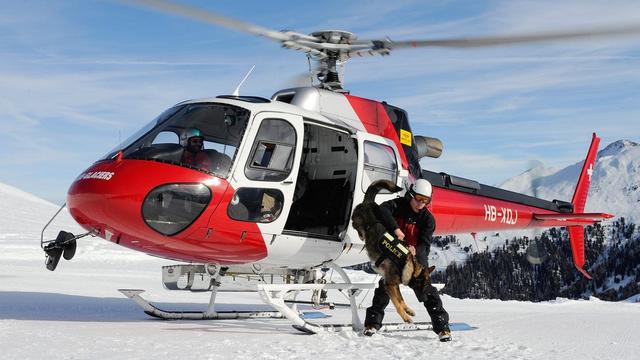 Le randonneur a été retrouvé grâce au travail commun des secours en Valais (image d'illustration). [Keystone - Jean-Christophe Bott]