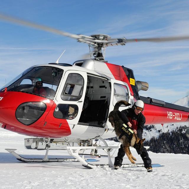 Le randonneur a été retrouvé grâce au travail commun des secours en Valais (image d'illustration). [Keystone - Jean-Christophe Bott]