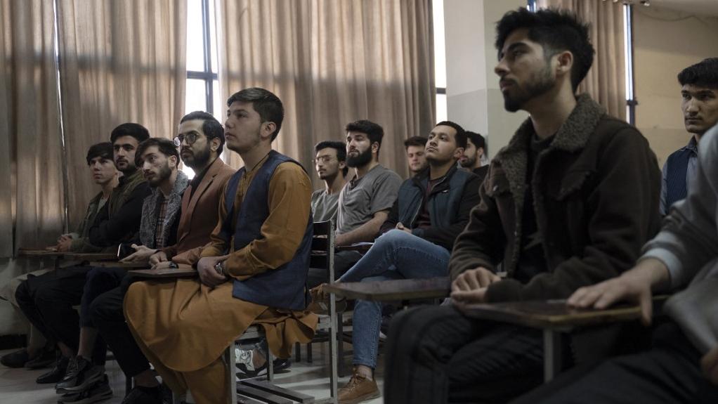 Des hommes dans une université de Kaboul après la reprise des cours. [afp - Wakil Kohsar]