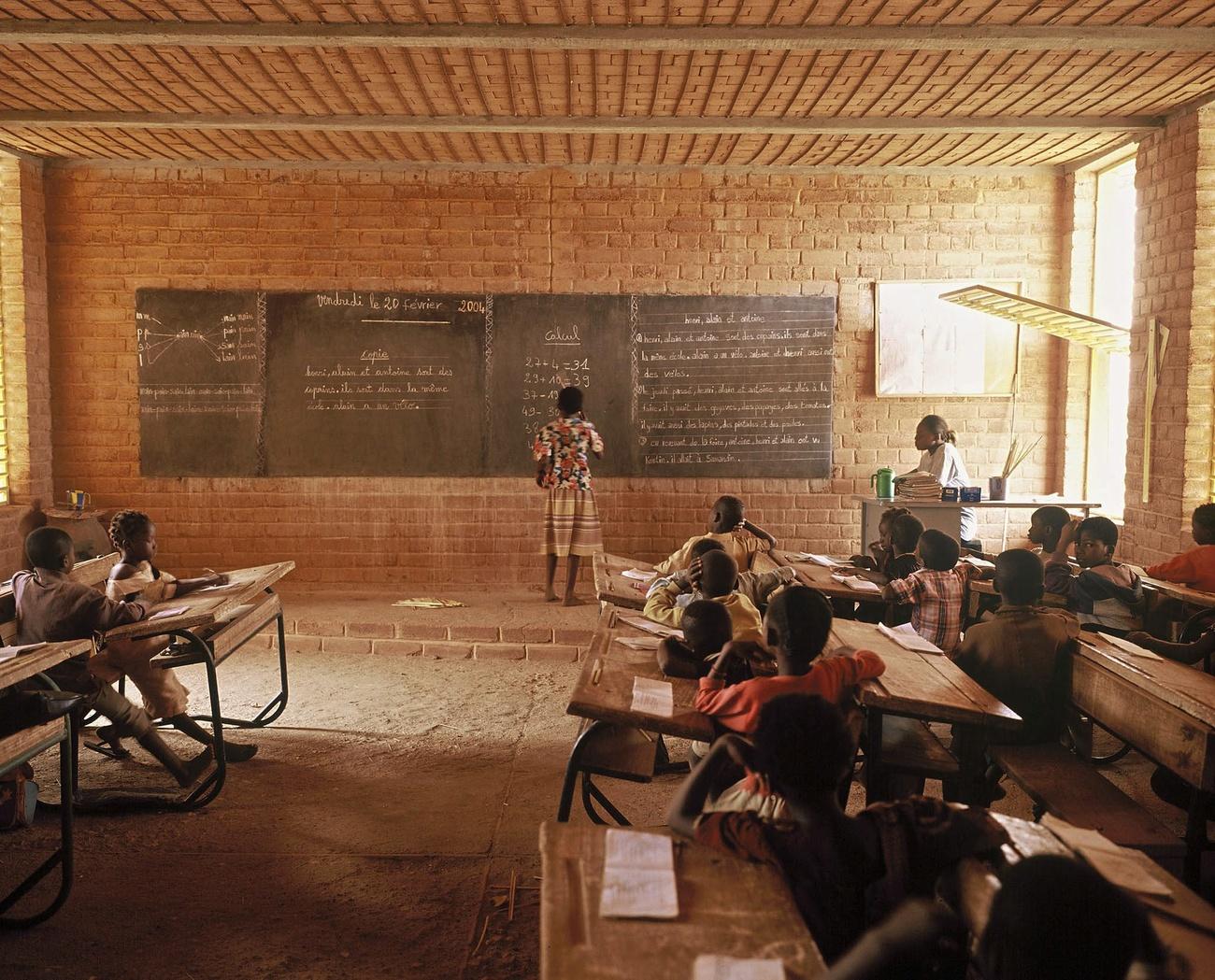 Les écoles de la région du Sahel central, ici au Burkina Faso, sont particulièrement visées par les groupes armés. [Keystone - Simeon Duchoud]