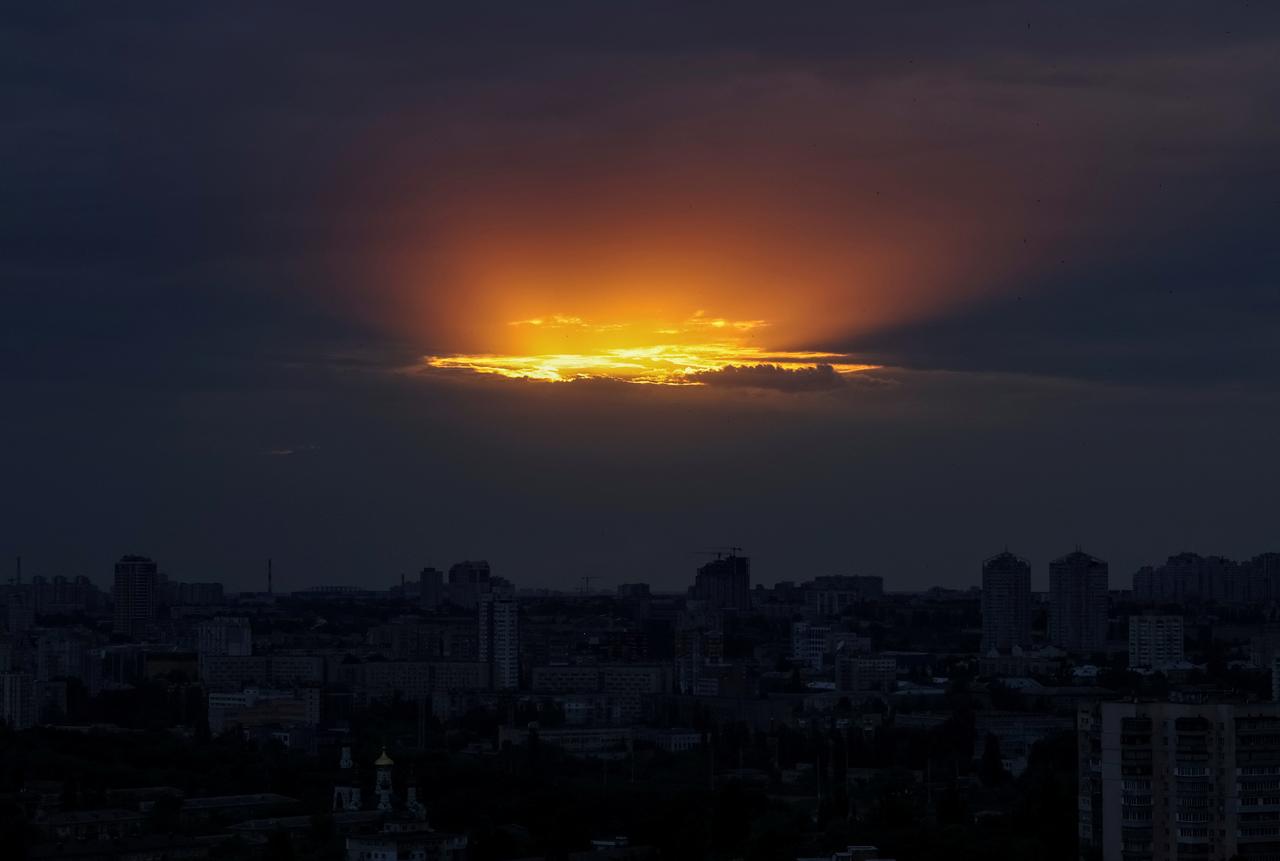 Une vue de la capitale ukrainienne au coucher du soleil lors d'une alerte antiaérienne,  le 8 juin 2023 (photo d'illustration). [reuters - Gleb Garanich]