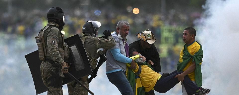 Des manifestants pro-Bolsonaro opposés à la police à Brasilia. [Keystone/EPA - Andre Borges]